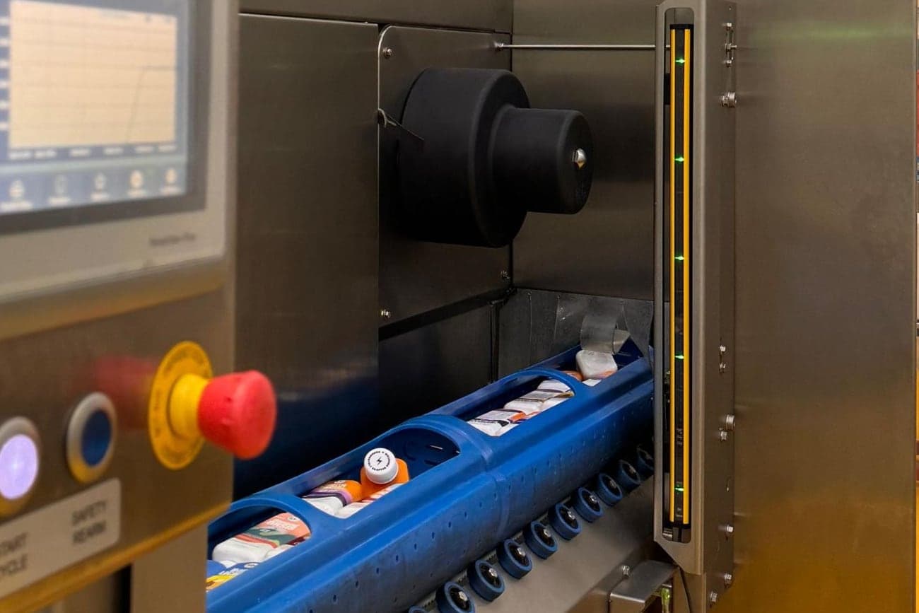 A carrier of C7 bottles at the mouth of the pressure vessel